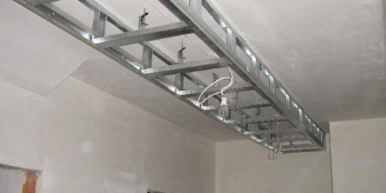 podwieszana półka z regipsu