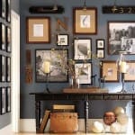 ciemne ściany i baiałe ramki z czarno białymi fotografiami ozdobne fotografie z dzieciństwa