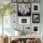 galeria ramek nad biurkiem w gabinecie aranżacja ściany z fotografiami
