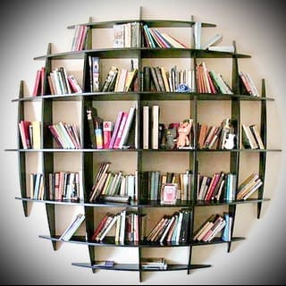 koło półki na książki