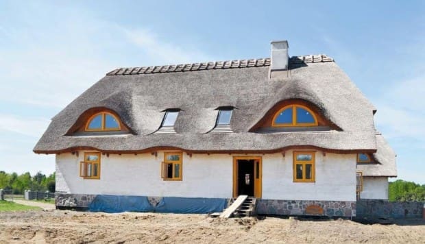 wady i zalety domów z gliny