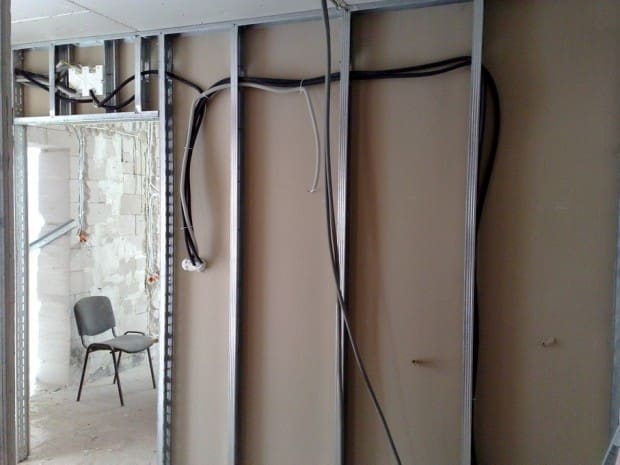 Instalacja-w-scianach-z-plyt-kart-gips-przewody-schowane-w-ochronnym-peszlu