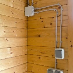 instalacja elektryczna w domu drewnianym