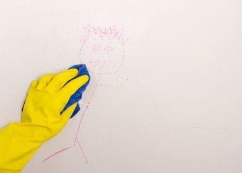 usuwanie plam ze ścian