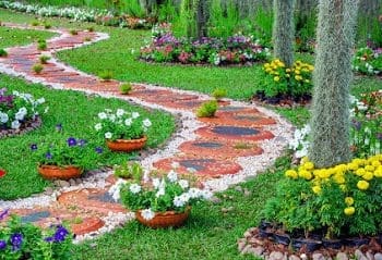 ścieżka w ogrodzie - ozdoba