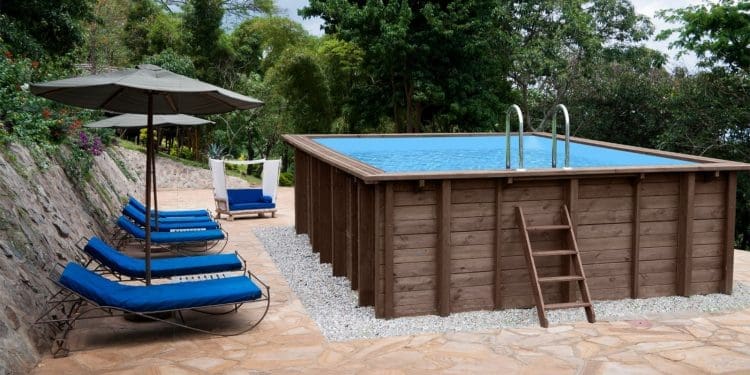 Basen w ogrodzie