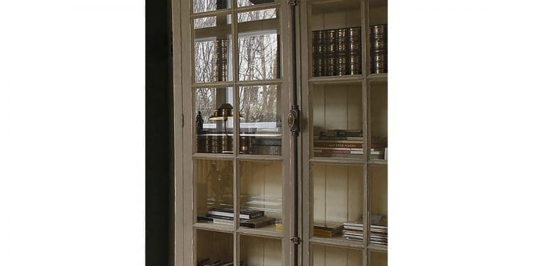 Witryna na książki w salonie