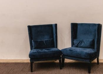 W jakich aranżacjach sprawdzą się krzesła w stylu glamour?