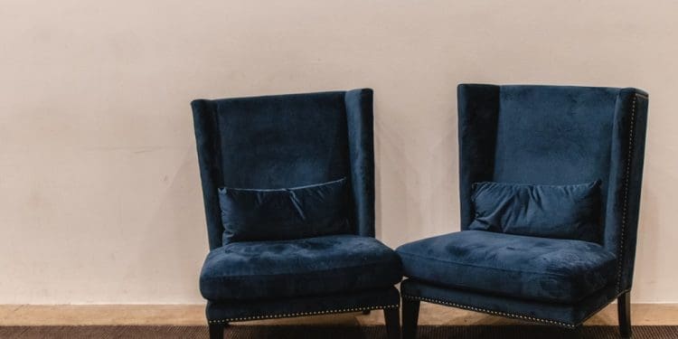 W jakich aranżacjach sprawdzą się krzesła w stylu glamour?