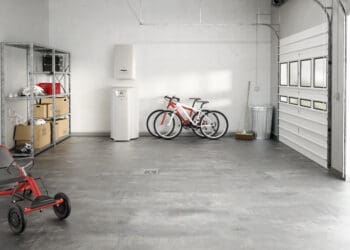 Kocioł kondensacyjny w pomieszczeniu gospodarczym