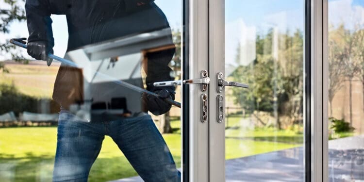 Jak zabezpieczyć dom przed włamaniem. Poznaj sprawdzone sposoby
