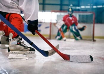 Ogrodzenie boiska do hokeja za pomocą wytrzymałej siatki