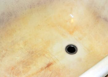 Renowacja wanny żeliwnej za pomocą profesjonalnej farby