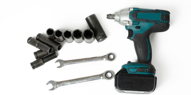 Akumulatorowe klucze udarowe – czym się charakteryzują i dlaczego warto je wybrać?
