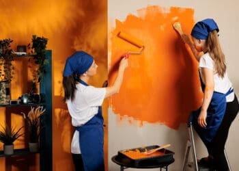 kobieta i dziewczynka malujące ścianę