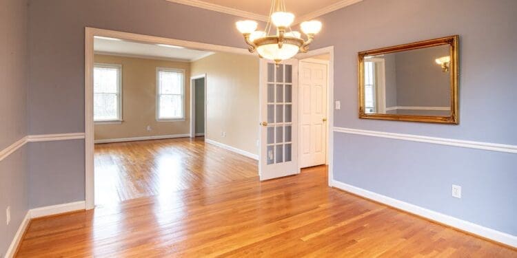 Drewniane listwy przypodłogowe do domu lub mieszkania. Dlaczego warto się na nie zdecydować?