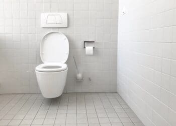 Na co zwrócić uwagę wybierając deski sedesowe? 5 najważniejszych parametrów