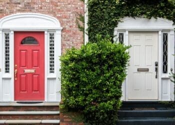 Drzwi zewnętrzne z witrażem – do jakich domów pasują?