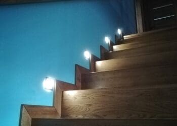 Oświetlenie przypodłogowe schodów – na jakiej wysokości je zamontować oraz inne praktyczne porady