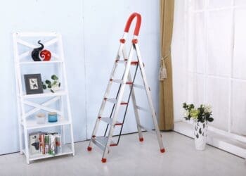 Lekkość i funkcjonalność – drabiny aluminiowe to must have w każdym domu!