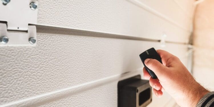 Jak wymienić baterie w pilocie do bramy? Poradnik