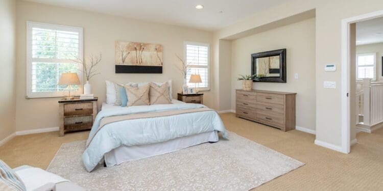 Nowoczesne wnętrza. Dodaj elegancji dzięki stylowym narzutom do salonu