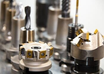 Przewodnik po rodzajach noży tokarskich i ich zastosowaniach w obróbce materiałów