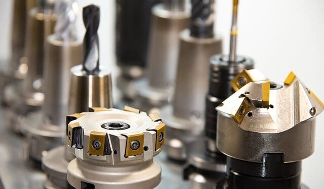 Przewodnik po rodzajach noży tokarskich i ich zastosowaniach w obróbce materiałów