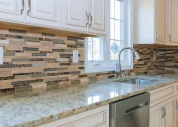 Czyszczenie białych, pożółkłych mebli kuchennych