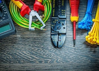 Zaciskarka do opasek – jak działa i kiedy jest niezbędna? Wyjaśniamy