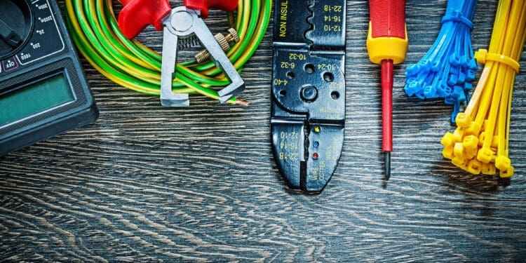 Zaciskarka do opasek – jak działa i kiedy jest niezbędna? Wyjaśniamy