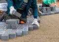 Jakie maszyny budowlane są niezbędne do położenia kostki brukowej? Podpowiadamy!