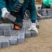Jakie maszyny budowlane są niezbędne do położenia kostki brukowej? Podpowiadamy!