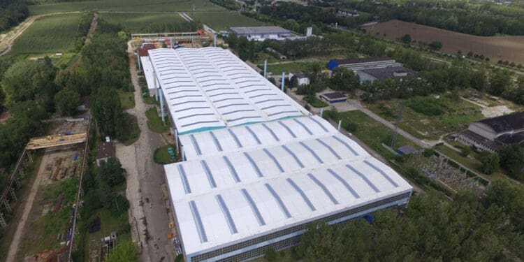 Dach przemysłowy – jakie materiały i technologie są najbardziej skuteczne?