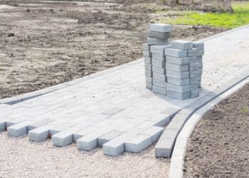 Która pora roku jest najlepsza do układania kostki brukowej?