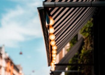 Żaluzje fasadowe i markizy – jak wybrać system odpowiedni do swojego domu?