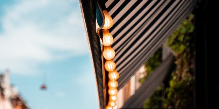 Żaluzje fasadowe i markizy – jak wybrać system odpowiedni do swojego domu?