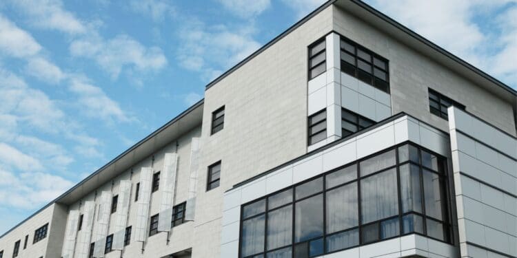 Klapy dymowe – w jakich obiektach są wymagane?