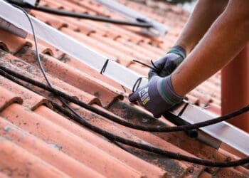 Jakie są systemy asekuracyjne na dachu?