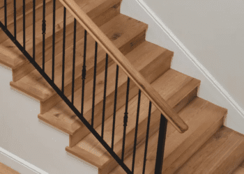 Wykończenie domu w drewnie – kiedy zdecydować się na schody z litego drewna?