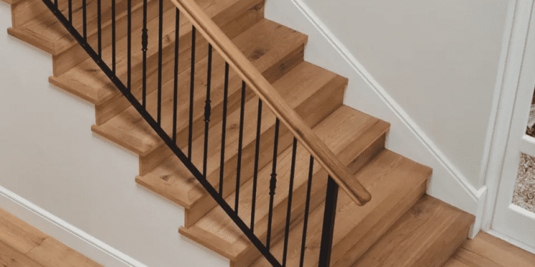 Wykończenie domu w drewnie – kiedy zdecydować się na schody z litego drewna?