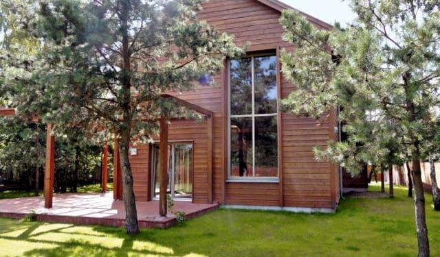 Zabudowa na działce zadrzewionej