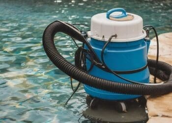 czyszczenie basenu odkurzaczem